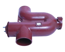 Rød SML vandlås i støbejern med 80mm rørdimension og 88 graders vinkel. Vandlåsen er synlig med renseprop og mærkat.