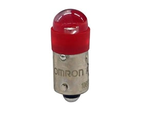 Omron A22NZ trykknap tilbehør med rød LED lampe, designet til 24 VAC/DC og mærket med Omron A 1061.
