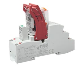 Komplet relæ med 4C/O kontakter, 6A og 230VAC, monteret på push-in sokkel med LED indikator, fremstillet af hvid og rød plast.