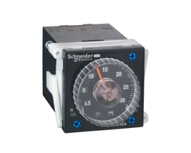 Schneider Electric RE48 tidsrelæ med 24-240V spænding og 2CO kontakttype, viser drejekontakt til tidsindstilling op til 30 timer.