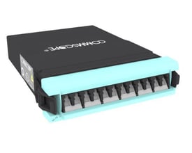 CommScope G2 MPOptimate® multimode OM4 distributionsmodul med 1x MPO12 hanstik og 12 LC-porte med interne støvlåg på en hvid baggrund.