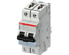 ABB Smissline automatsikring C, 4A, 1-polet+nul, 230/400V AC, 10kA brydeevne og 36mm bredde, vist på neutral baggrund.