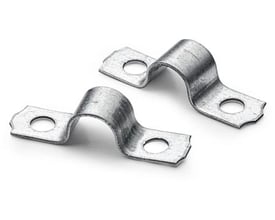To varmgalvaniserede kabelbøjler, model nr. 22, med to lapper og 5mm hul til rør op til 22mm.