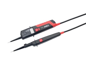 Sort og rød spændingstester med digitalt display og to testsonder, perfekt til FI/RCD udløsning og fasesekvenstest.