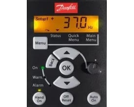 Nærbillede af Danfoss LCP12 betjeningspanel med displayet vist 'Setup 1' og '37.0 Hz', med trykknapper og drejeknap.