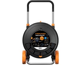 Fiskars Comfort vandingshjul M med 20 meter slange og 1/2" tilslutning, vist frontalt på hvid baggrund med produktinformation og grafik.