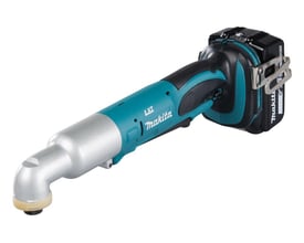 Makita 18V vinkelslagskruetrækker set fra siden, fremhæver det vinklede hoved og det fastmonterede 18V LXT batteri.