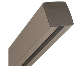 Nærbillede af toppen af NSH Royal hegnsstolpe i antracitgrå aluminium, der viser stolpehatten og en rille til montering.