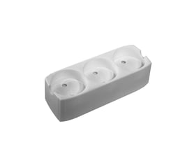 Hvid L-Team stikdåse med 3 runde udtag og jord, set fra siden, der viser dens form og mangel på ledning.