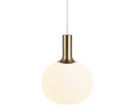 Nordlux Alton 25 pendel med messingfarvet metalskærm og opalhvid glaskuppel, der udsender et blødt lys.
