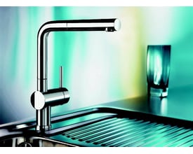 Blanco Linus-S køkkenarmatur i blank krom med udtrækstud og 1-grebs betjening monteret ved siden af en vask.