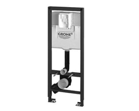 Grohe Rapid SL 1,13m indbygningscisterne monteret i sort metalramme med synlige VVS-tilslutninger.