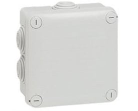 Legrand Plexo BP forgreningsdåse i grå plast, 80 x 80 mm, vist med fire kabelindføringer og en lukket top.