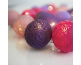 Nærbillede af IrisLights lyskæde med fokus på en lilla bold, der viser den detaljerede tekstur og det bløde LED lys.