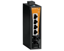 Weidmüller IE-SW-BL05T-4TX-1ST industriel switch med fire RJ45-porte og fiberport, set skråt forfra i sort og orange.