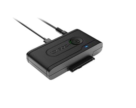Sort ICY Dock U.2 NVMe SSD-adapter til USB 3.2 Gen2 med tilslutningskabler og SSD-stik synligt.