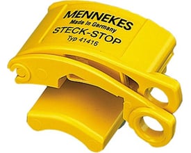 Nærbillede af en gul Mennekes lås til CEE stikpropper, model Steck-Stop 41416, viser dens funktionelle design.