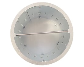 Ovenfra-perspektiv af Jesmig sandfang til 315 mm riste, viser indersiden med riller og en midterstang.