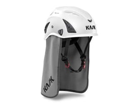 Gråt Kask-nakkeslag monteret på en hvid Plasma sikkerhedshjelm, set skråt forfra med remmene synlige.