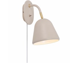 Fleur væglampe fra Nordlux i beige med messingfarvet detalje og hvid ledning på hvid baggrund.