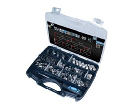 Detaljeret overblik over spændebåndssortiment i en mørkeblå kasse, organiseret efter størrelse med skruetrækker inkluderet.