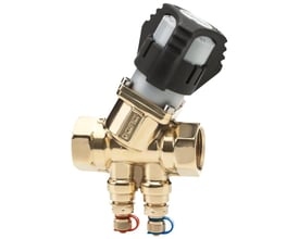 Detaljeret billede af Frese Sigma Compact ventil i messing, viser DN20/PN25 mærkning, justeringsmuligheder og integrerede trykudtag.