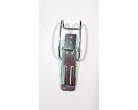 Metalbeholderclips til Ronda/Ghibli rengøringsmaskiner, fremstillet af slidstærkt metal med to runde bøjler.