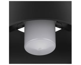 Nærbillede af den matte hvide lysdiffuser inde i SLV Photoni CL loftlampen, med den sorte lampekonstruktion omkring.