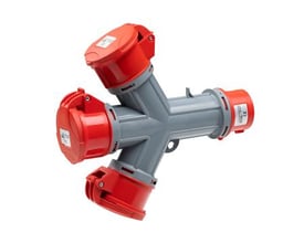 Rød CEE krydsfordeler med tre udtag, 32A, 5P, 400V, IP44 og stikprop, vist på hvid baggrund.