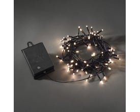 Sort batteriboks til Konstsmide lyskæde med 80 varm hvide LED-lys, vist sammen med den sorte ledning og lysene.