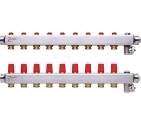 Nærbillede af Danfoss SSM manifold i rustfrit stål, der viser detaljer på 9 udgange med røde ventiler og messingkoblinger.