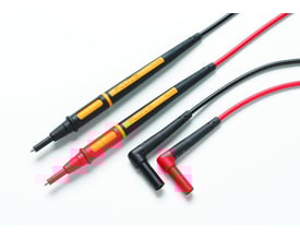 Fluke TL175 TwistGuard testprober i forskellige konfigurationer, herunder justerbare spidser og vinklede stik, lagt ud på en hvid baggrund.