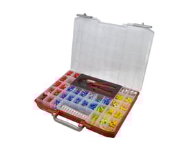 Elpress sortimentskasse RPL1001 åben, med røde, blå og gule isolerede kabelsko/muffer i 29 rum, samt presseværktøj og afisoleringstang.