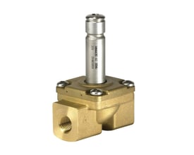 Bagfra af Danfoss EV210B magnetventil i messing, med tydelig 'MADE IN DENMARK' tekst på cylinderen og produktionskode 032J3802 022.