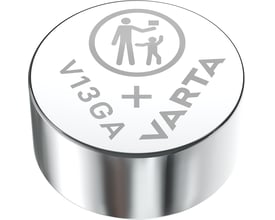 Nærbillede af et enkelt Varta V13GA/LR44 alkaline batteri, der viser den runde sølvfarvede overflade.