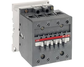 ABB 4-polet AC-1 kontaktor, model AF 75-40, med 125A kapacitet og skruetilslutning, vist fra siden på hvid baggrund.