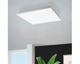 Monteret EGLO Herrora-Z loftpanel på et hvidt loft, oplyser et moderne rum med grønne planter.