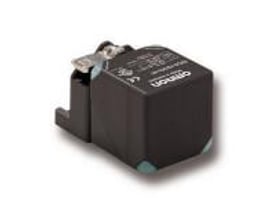 Omron E2Q5-N40MF1-M1 induktiv nærhedssensor, firkantet, 40mm, uskærmet, PNP, NO, med synlig mærkning og terminaler.