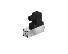Vinklet visning af Danfoss MBC 5100 pressostat, med tydeligt mærke og sort koblingsboks på en lys baggrund.