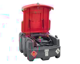 Kabi 250 liters dieseltank med åbent rødt låg, viser indvendig pumpe, pistol og 4 meter slange i grå plast.