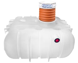 Hvid Wavin 4200-liters 3-kammertank til nedsivning med orange, ribbet opføringsrør og Wavin-logo.