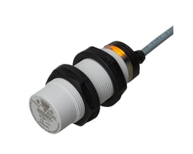 Carlo Gavazzi M32 kapacitiv aftaster med hvidt gevindhus, sorte møtrikker, kabel og orange indikator.