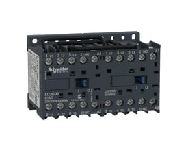 Detaljeret billede af Schneider Electric TeSys K kontaktor, der viser mærkninger, terminaler og 230V/50-60Hz specifikationer på mørkegrå baggrund.