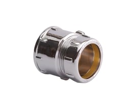 Nærbillede af forkromet overgangsfitting til 10 mm rør, med messingfarvet klemring og blank overflade.