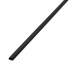 Sort kabelkanal i aluminium, 1,5 meter lang og 12 mm dyb, vist skråt med den åbne ende synlig.