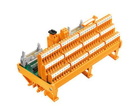Weidmüller LP3R interfacemodul med relæ og 5,08 mm skrueforbindelse, set skråt forfra med orange tilslutningsrækker.