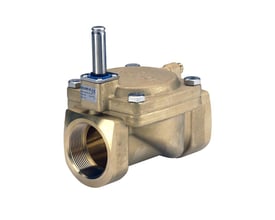 Danfoss EV220B magnetventil med G 2" messing tilslutning og CE-mærkning, viser label med produktinformation.