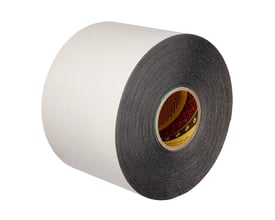3M Tætningstape FAST-UC 8045P, 150 mm x 25 m, viser en stor rulle tape med sort klæbende overflade og hvid bagside.
