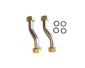 Tættere billede af Bosch rørsæt med to S-formede rustfri flangerør og fire ringformede pakninger, klar til installation.