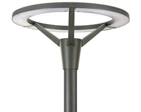 Parklygte StreetSaver BPP008 LED-MP/740 fra Philips Lighting i grå med en rund lyskilde og robust aluminiumsstruktur monteret på en stolpe.